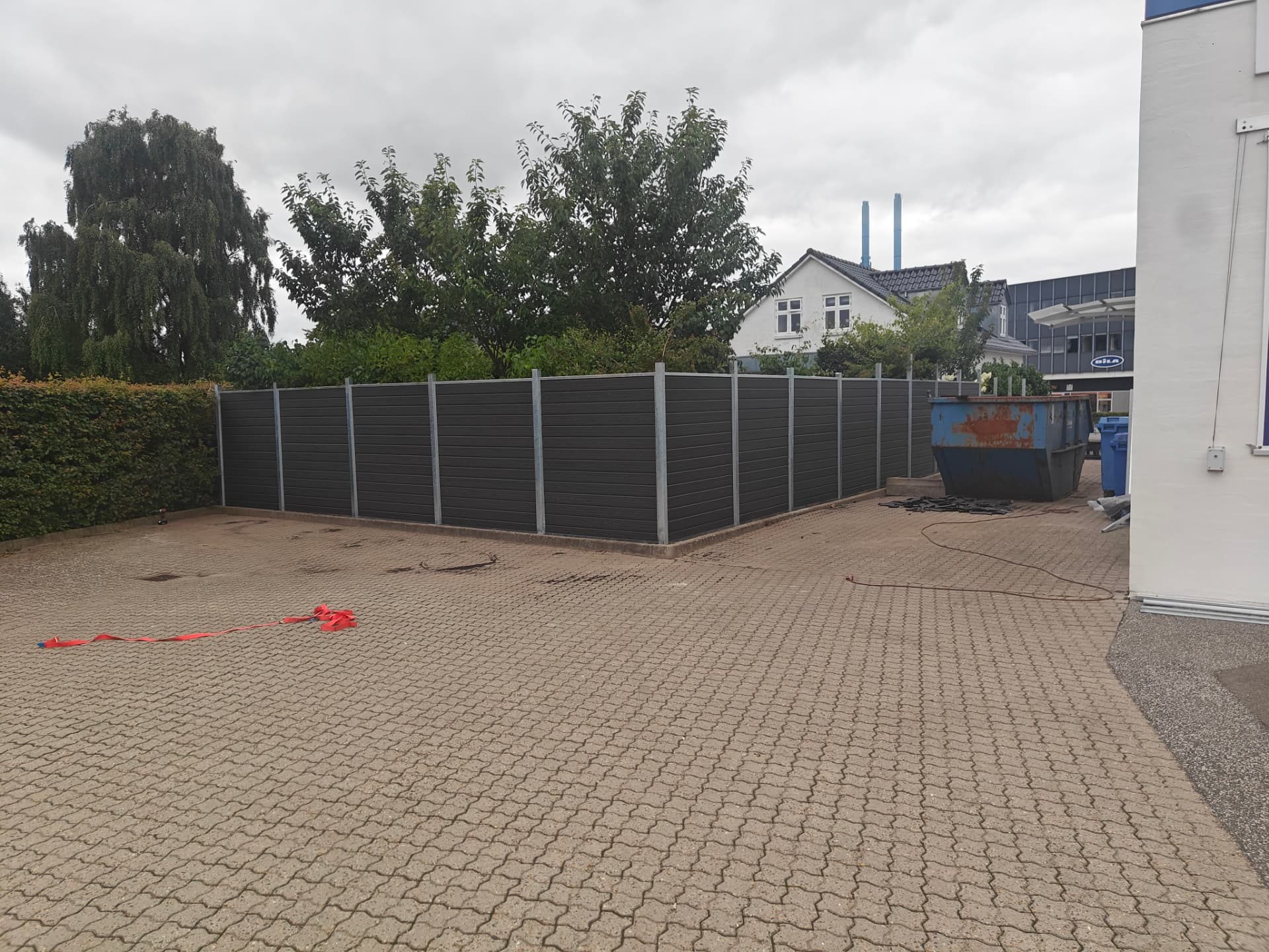 Sort komposithegn omkring erhvervsareal