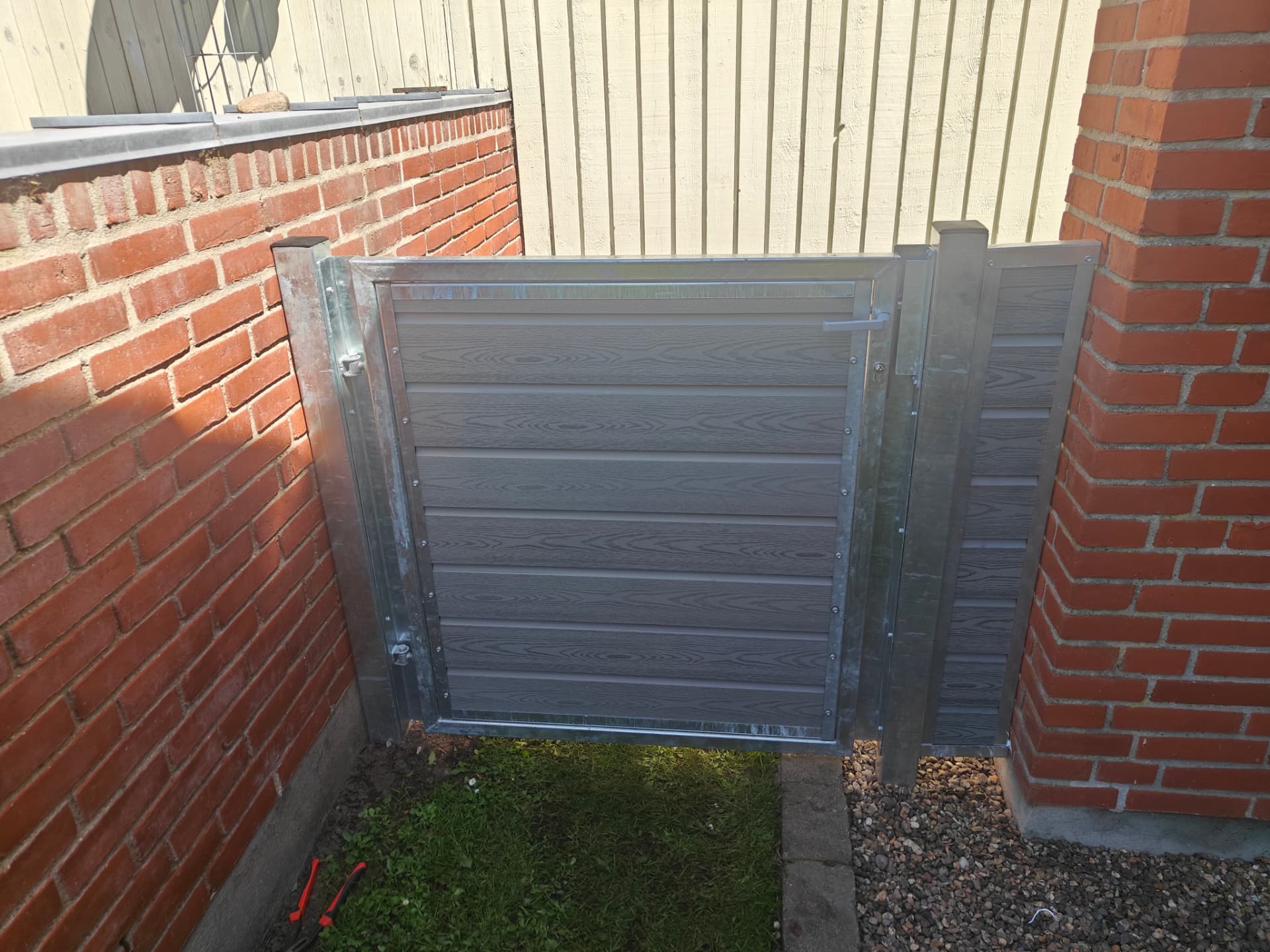 Grå komposit havelåge med galvaniseret ramme